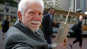 44 года назад представили первый в мире портативный сотовый телефон