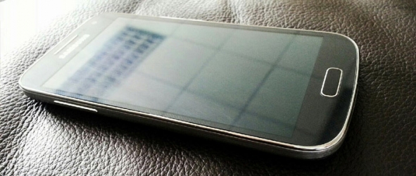 Samsung случайно показала смартфон Galaxy S IV mini