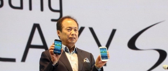 Samsung: Galaxy S4 продается хорошо, «война» с Apple продолжается