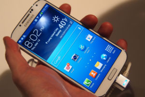 Samsung продала 20 млн смартфонов Galaxy S4