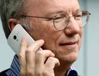 Глава совета директоров Google показал "гуглофон" Moto X