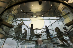 Чистая прибыль Apple упала, но компания удивила Уолл стрит
