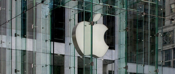 Экс-работники Apple подали в суд за потраченное на обыски время