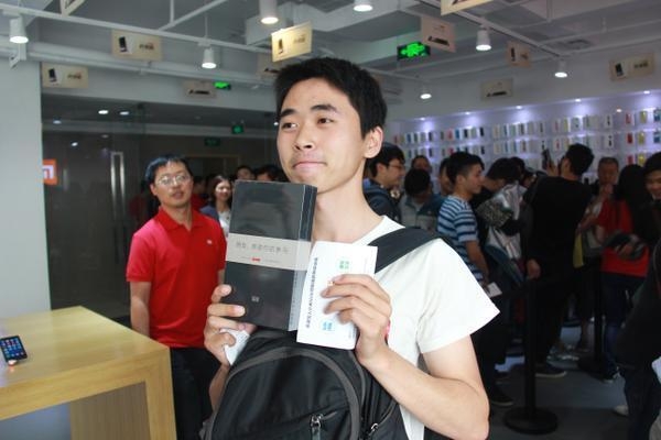 За Xiaomi Mi Note Pro и Mi 4i выстроились гигантские очереди (7 фото)