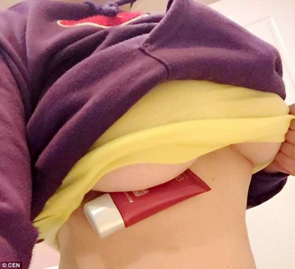 В китайских соцсетях девушки соревнуются, удерживая ручку грудью (9 фото)