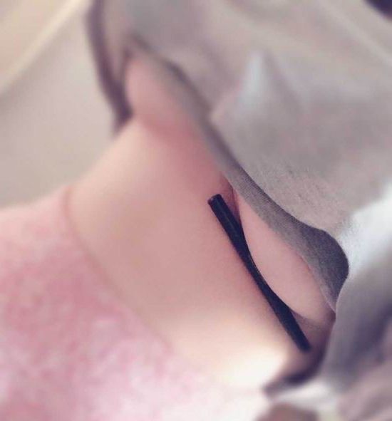 В китайских соцсетях девушки соревнуются, удерживая ручку грудью (9 фото)