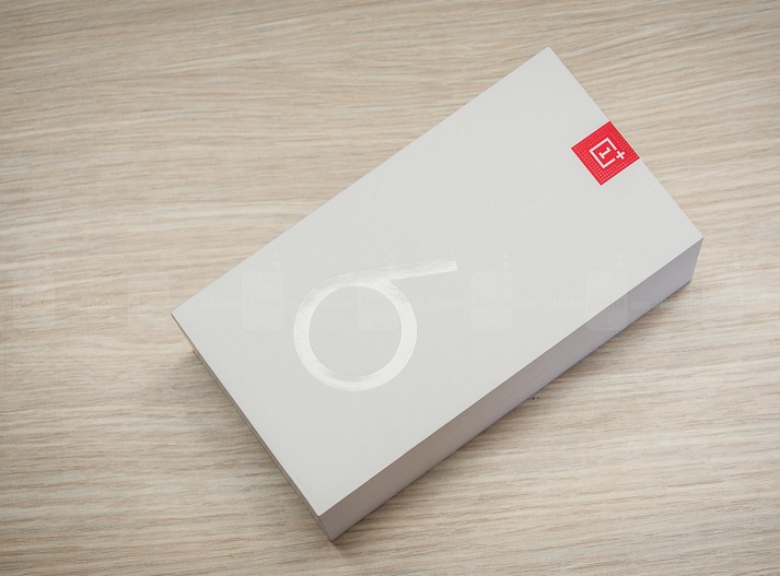 Коробка со смартфоном OnePlus 6